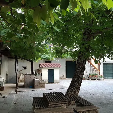 Apartmaji Hedera Komen Exterior photo